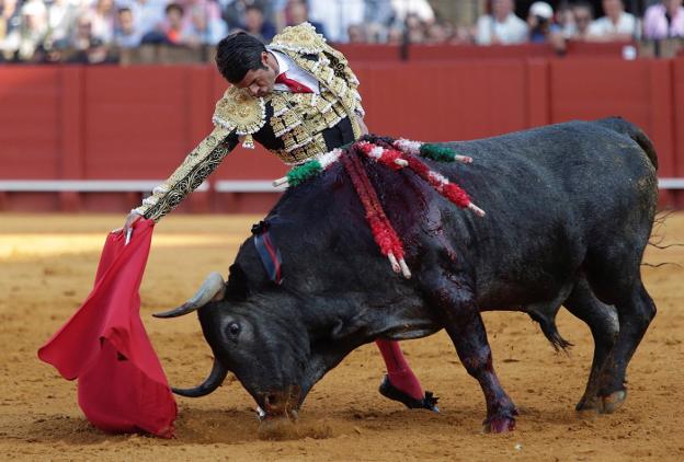 Emilio de Justo durante la faena al primer toro de su lote, en la sexta corrida de abono de la Feria de Abril de Sevilla. :: efe