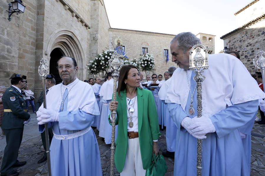 La patrona ha retornado esta mañana a su templo entre los vítores de los cacereños y lluvia de pétalos de flores