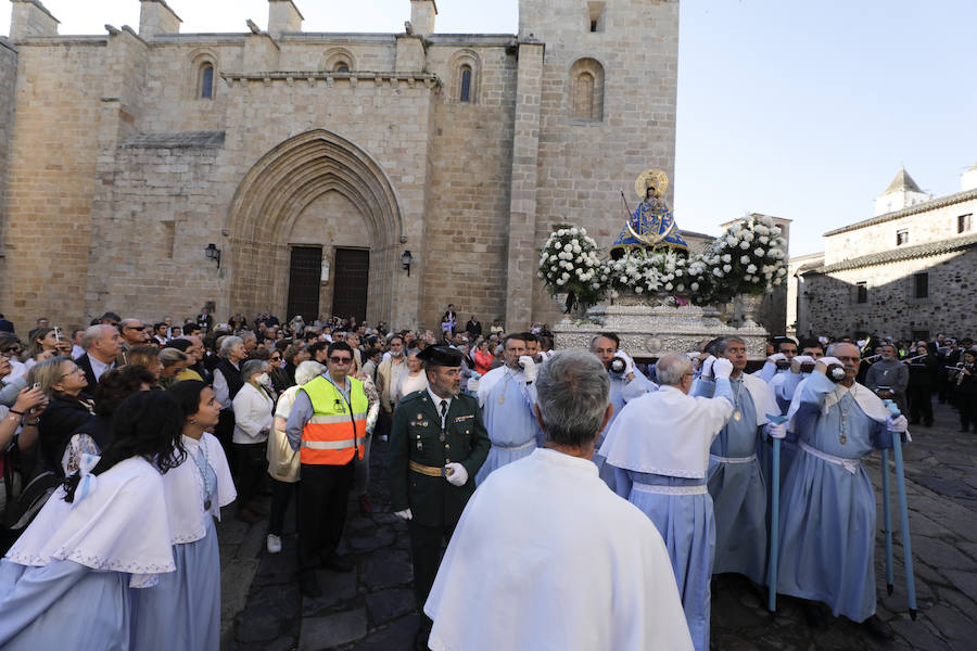 La patrona ha retornado esta mañana a su templo entre los vítores de los cacereños y lluvia de pétalos de flores