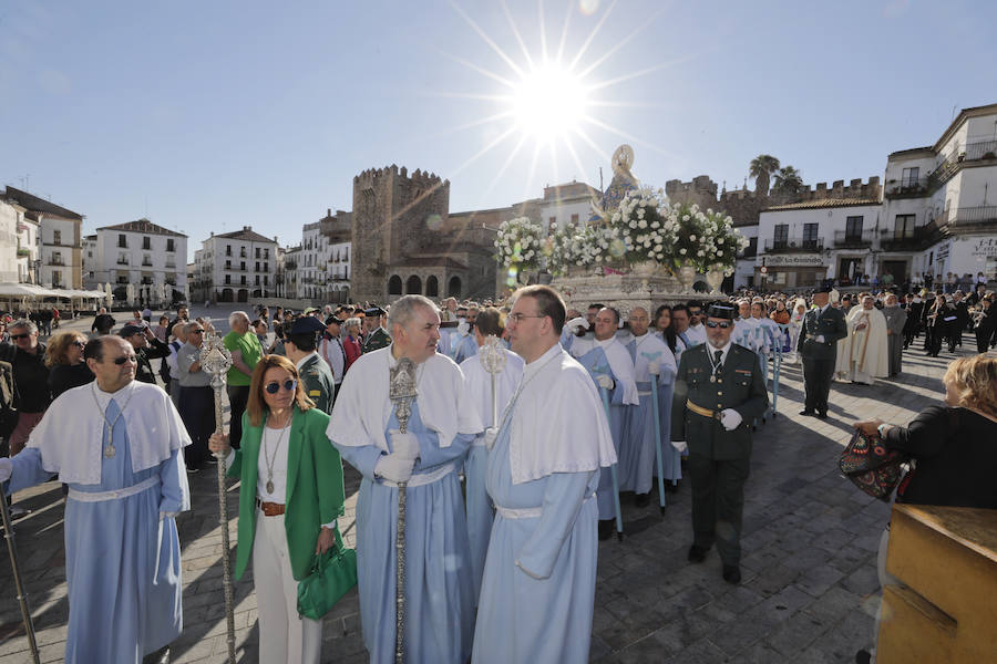 La patrona ha retornado esta mañana a su templo entre los vítores de los cacereños y lluvia de pétalos de flores