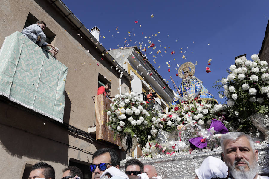 La patrona ha retornado esta mañana a su templo entre los vítores de los cacereños y lluvia de pétalos de flores