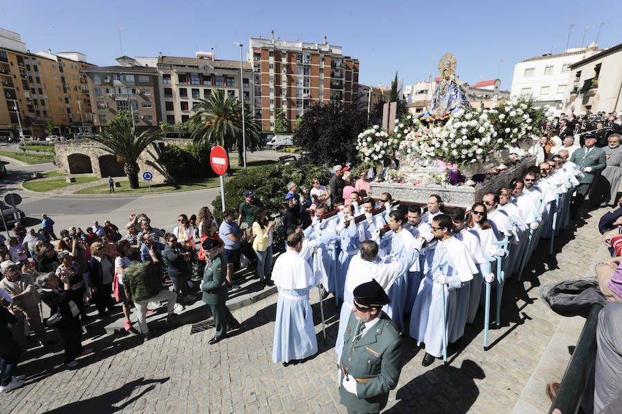 La patrona ha retornado esta mañana a su templo entre los vítores de los cacereños y lluvia de pétalos de flores