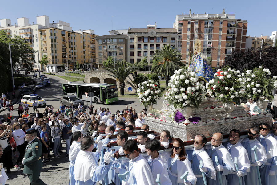 La patrona ha retornado esta mañana a su templo entre los vítores de los cacereños y lluvia de pétalos de flores