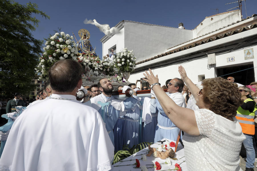 La patrona ha retornado esta mañana a su templo entre los vítores de los cacereños y lluvia de pétalos de flores