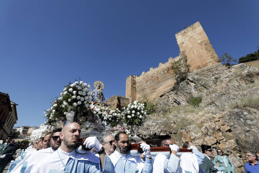 La patrona ha retornado esta mañana a su templo entre los vítores de los cacereños y lluvia de pétalos de flores