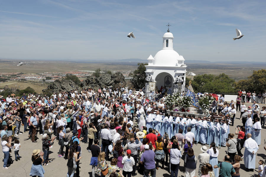 La patrona ha retornado esta mañana a su templo entre los vítores de los cacereños y lluvia de pétalos de flores