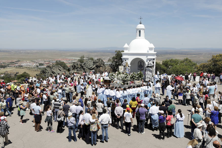 La patrona ha retornado esta mañana a su templo entre los vítores de los cacereños y lluvia de pétalos de flores