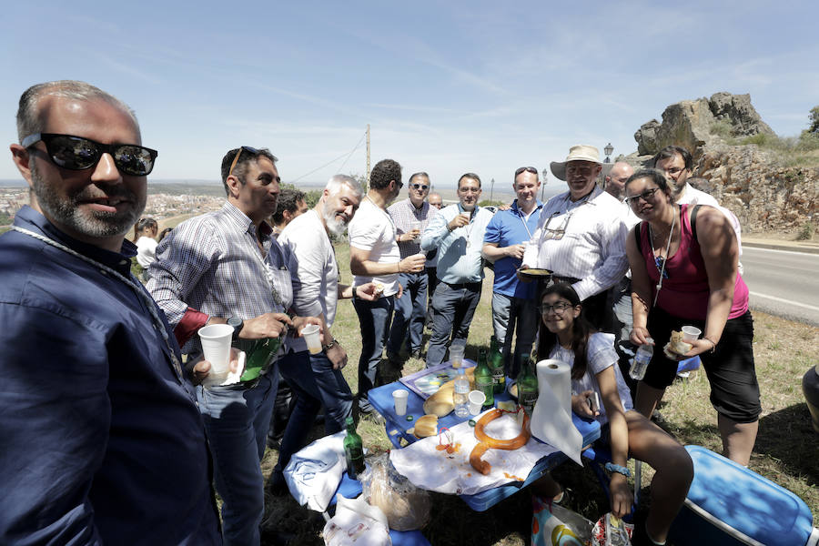 La patrona ha retornado esta mañana a su templo entre los vítores de los cacereños y lluvia de pétalos de flores