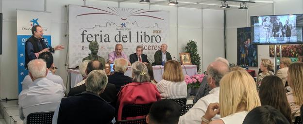 Un momento del homenaje a Rafael García-Plata de Osma, en la caseta de presentaciones. :: m. j. t.