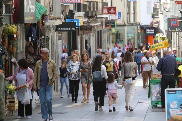 La calle Santa Eulalia acoge tiendas, bancos y farmacias entre otros establecimientos. :: j. m. romero