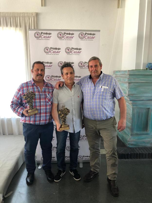 Hermanos Caballero Rey, premio al mejor tinto de la cata. :: l. c.