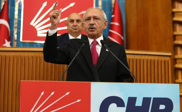 El líder del socialdemócrata CHP, Kemal Kilicdaroglu (c), ofrece un discurso en el Parlamento en Ankara (Turquía). 