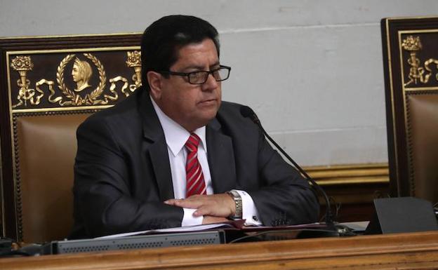 Fotografía de archivo del 26 de marzo de 2019 que muestra al primer vicepresidente del Parlamento, Eduardo Zambrano, durante una sesión de la Asamblea Nacional presidida por Juan Guaidó, en Caracas (Venezuela). 