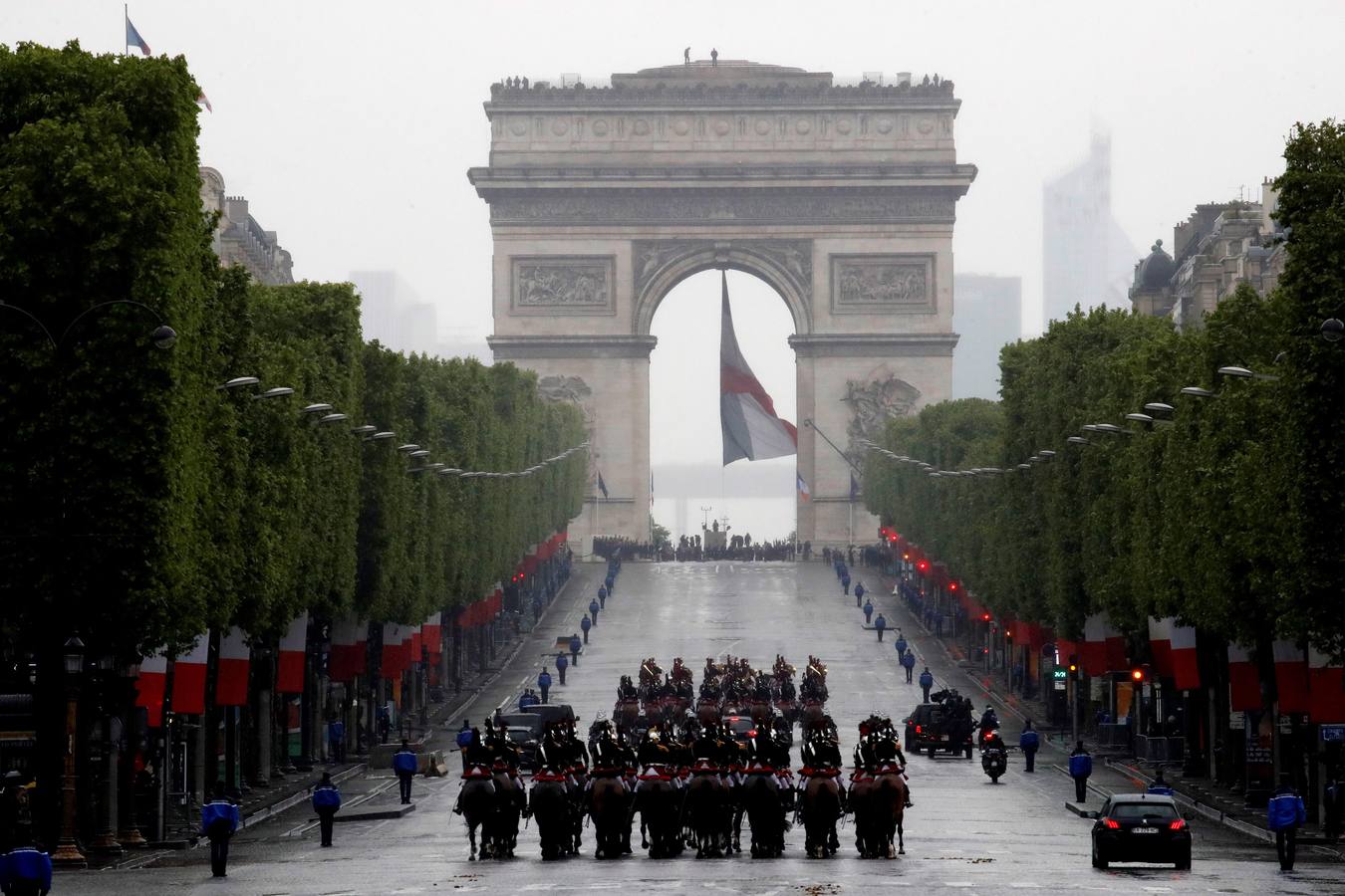 La autoridades políticas francesas participan en las Ceremonias por el Día de la Victoria, que celebra el fin de la II Guerra Mundial, en el Arco del Triunfo en París. 