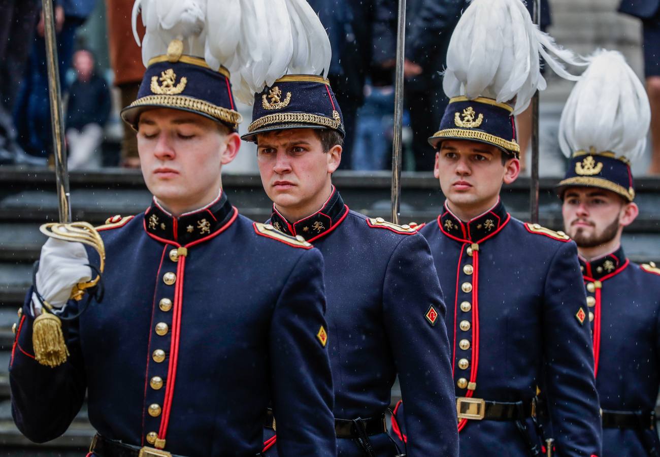 La autoridades políticas francesas participan en las Ceremonias por el Día de la Victoria, que celebra el fin de la II Guerra Mundial, en el Arco del Triunfo en París. 