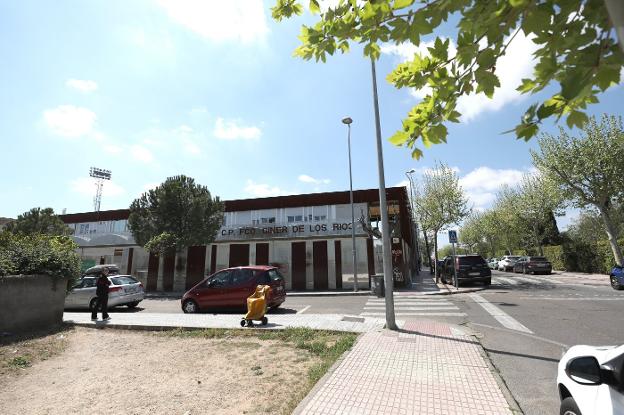 Vista de la fachada principal del colegio Giner de los Ríos, en la Argentina. :: brígido