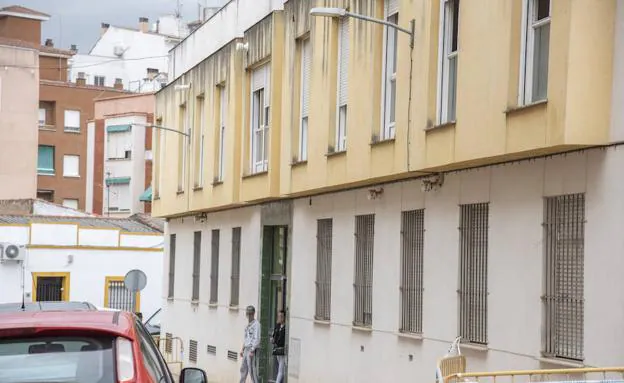 Dos personas salen del edificio okupado en la calle Gómez de Villafranca. :: HOY
