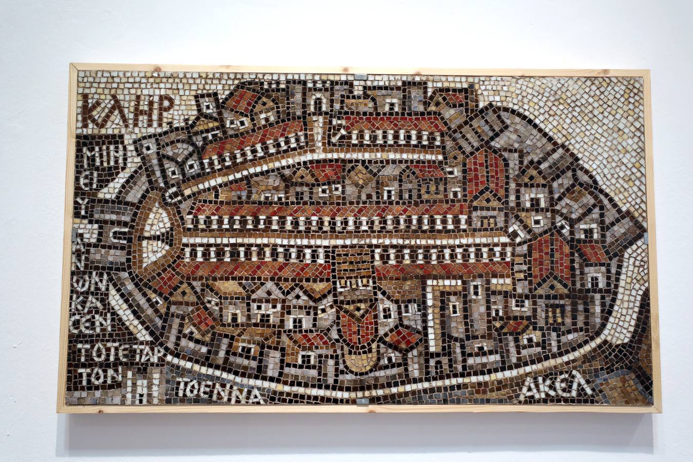 La Escuela de Arte y Superior de Diseño de Mérida abre una muestra en torno a esta disciplina a cargo de Jesús Antonio Martínez Lombó. Desde la Antigüedad a nuestros días, el arte del mosaico se ha empleado en paredes y suelos como una 'pintura en piedra' dedicada a los más nobles asuntos o al mero ornato suntuario», recuerdan desde el Ciclo Superior de Mosaicos con respecto a la exposición que inauguran este viernes 3 de mayo a las 20:00 en la sala de exposiciones de la Escuela de Arte. La muestra podrá verse hasta el 16 de mayo en el horario de mañana, con entrada gratuita.