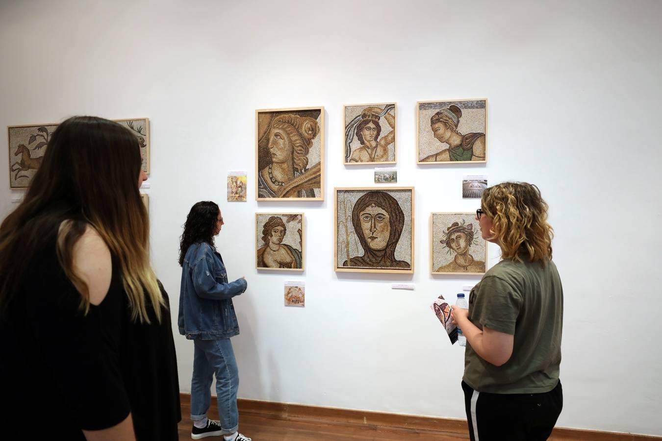 La Escuela de Arte y Superior de Diseño de Mérida abre una muestra en torno a esta disciplina a cargo de Jesús Antonio Martínez Lombó. Desde la Antigüedad a nuestros días, el arte del mosaico se ha empleado en paredes y suelos como una 'pintura en piedra' dedicada a los más nobles asuntos o al mero ornato suntuario», recuerdan desde el Ciclo Superior de Mosaicos con respecto a la exposición que inauguran este viernes 3 de mayo a las 20:00 en la sala de exposiciones de la Escuela de Arte. La muestra podrá verse hasta el 16 de mayo en el horario de mañana, con entrada gratuita.