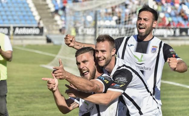 Ferrón celebra el primer gol del Badajoz felicitado por Higón y Petcoff. :