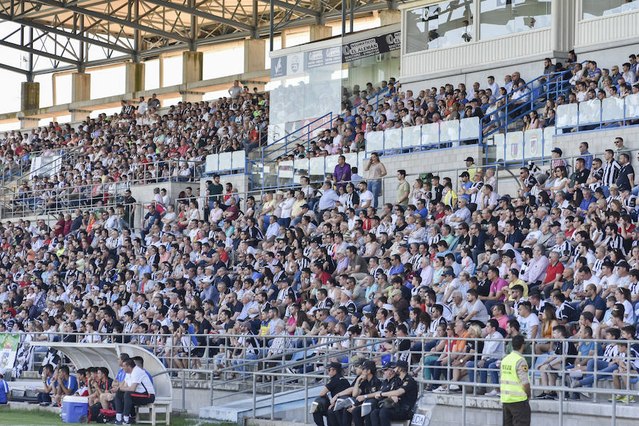 El equipo pacense gana por 2-0 al Sevilla Atlético obra el milagro de Nafti de clasificarse para el playoff y emplaza a su afición a dentro de quince días camino ya del asencenso