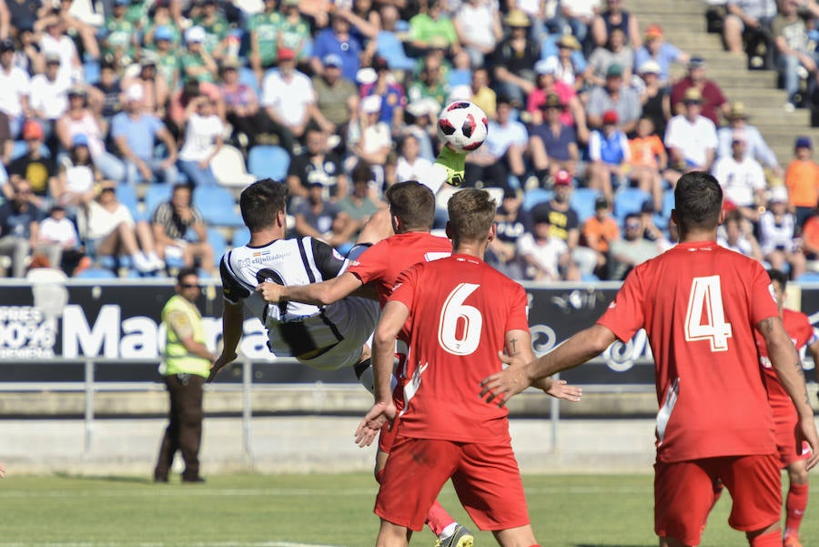 El equipo pacense gana por 2-0 al Sevilla Atlético obra el milagro de Nafti de clasificarse para el playoff y emplaza a su afición a dentro de quince días camino ya del asencenso