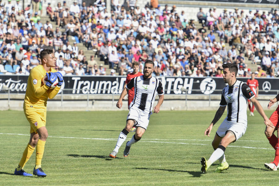 El equipo pacense gana por 2-0 al Sevilla Atlético obra el milagro de Nafti de clasificarse para el playoff y emplaza a su afición a dentro de quince días camino ya del asencenso