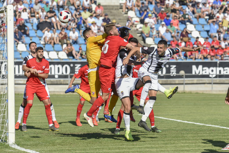 El equipo pacense gana por 2-0 al Sevilla Atlético obra el milagro de Nafti de clasificarse para el playoff y emplaza a su afición a dentro de quince días camino ya del asencenso