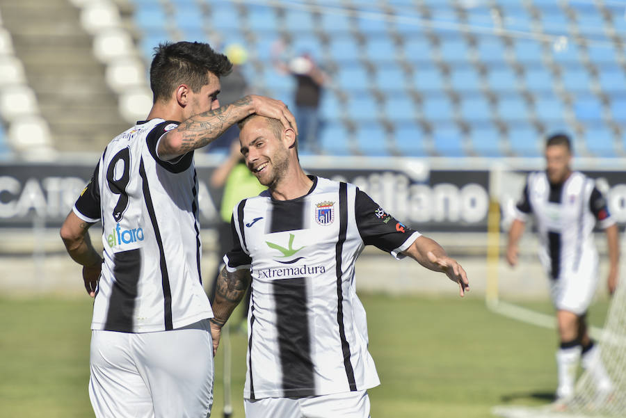 El equipo pacense gana por 2-0 al Sevilla Atlético obra el milagro de Nafti de clasificarse para el playoff y emplaza a su afición a dentro de quince días camino ya del asencenso