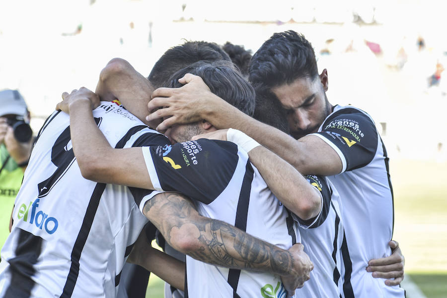 El equipo pacense gana por 2-0 al Sevilla Atlético obra el milagro de Nafti de clasificarse para el playoff y emplaza a su afición a dentro de quince días camino ya del asencenso