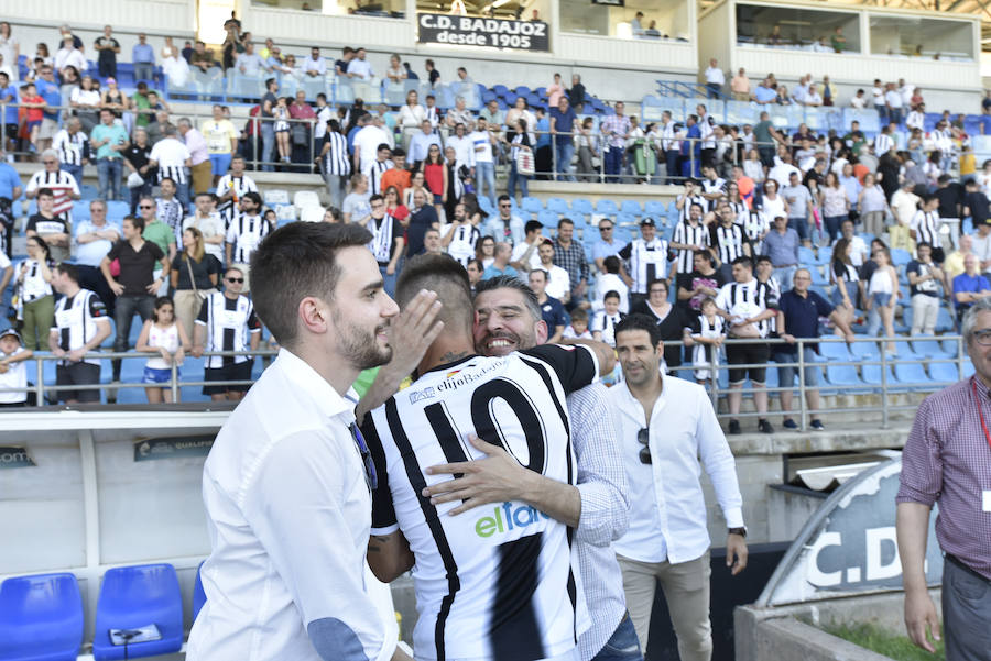 El equipo pacense gana por 2-0 al Sevilla Atlético obra el milagro de Nafti de clasificarse para el playoff y emplaza a su afición a dentro de quince días camino ya del asencenso