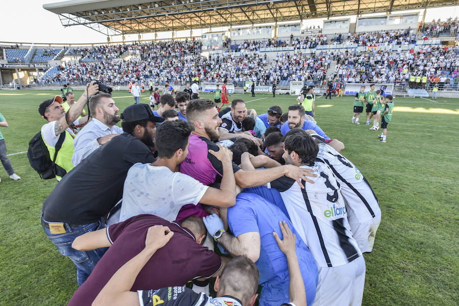 El equipo pacense gana por 2-0 al Sevilla Atlético obra el milagro de Nafti de clasificarse para el playoff y emplaza a su afición a dentro de quince días camino ya del asencenso