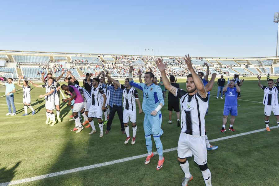 El equipo pacense gana por 2-0 al Sevilla Atlético obra el milagro de Nafti de clasificarse para el playoff y emplaza a su afición a dentro de quince días camino ya del asencenso