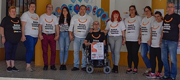 Un grupo de padres junto a Dani en el patio del colegio. :: G.C.