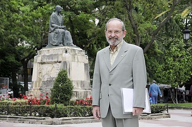 Teófilo Amores posa tras la entrevista. Como buen aficionado a la lectura y defensor de la esencia del cacereñismo, eligió el Paseo de Cánovas y la estatua de Gabriel y Galán de fondo.