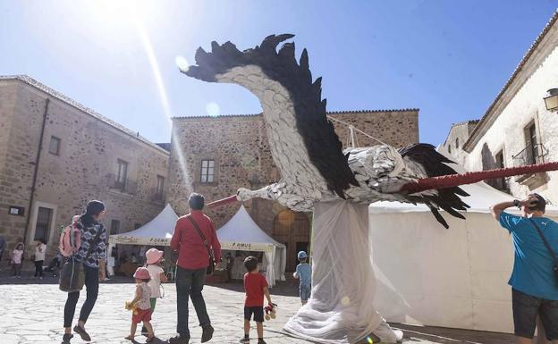 Imagen principal - El violín de Strad comparte protagonismo con Buñuel y las recreaciones de Romangordo y La Albuera