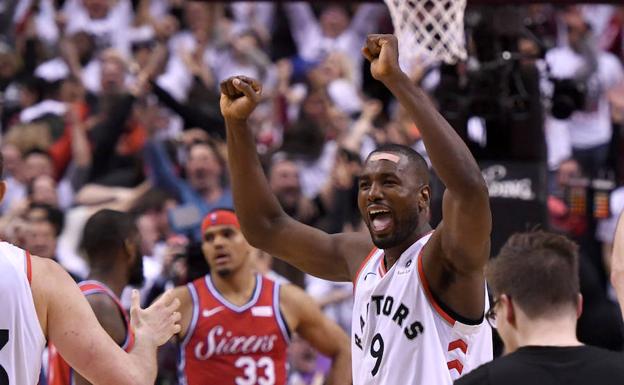 Serge Ibaka celebra la victoria. 