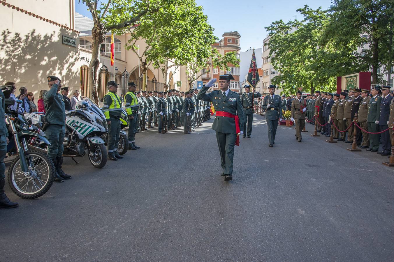 La delegada del Gobierno en Extremadura, Yolanda García Seco ha asistido a los actos de celebración del 175 aniversario de la creación del cuerpo celebrado en Badajoz. La delegada ha subrayado el compromiso moral de los trabajadores reflejado en la llamada «Cartilla de la Guardia Civil», de la que resalta la importancia que en la misma se hace al honor en el ejercicio de sus funciones. García Seco ha explicado que la primera actuación registrada en la historia de la Guardia Civil fue impedir un asalto a la diligencia de Extremadura en Navalcarnero, en septiembre de 1844.