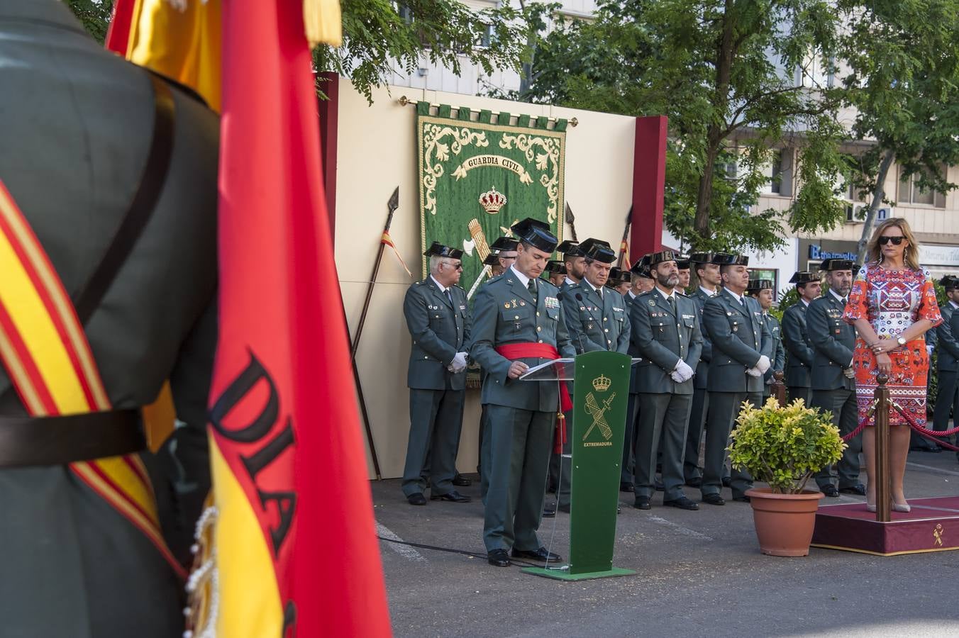 La delegada del Gobierno en Extremadura, Yolanda García Seco ha asistido a los actos de celebración del 175 aniversario de la creación del cuerpo celebrado en Badajoz. La delegada ha subrayado el compromiso moral de los trabajadores reflejado en la llamada «Cartilla de la Guardia Civil», de la que resalta la importancia que en la misma se hace al honor en el ejercicio de sus funciones. García Seco ha explicado que la primera actuación registrada en la historia de la Guardia Civil fue impedir un asalto a la diligencia de Extremadura en Navalcarnero, en septiembre de 1844.