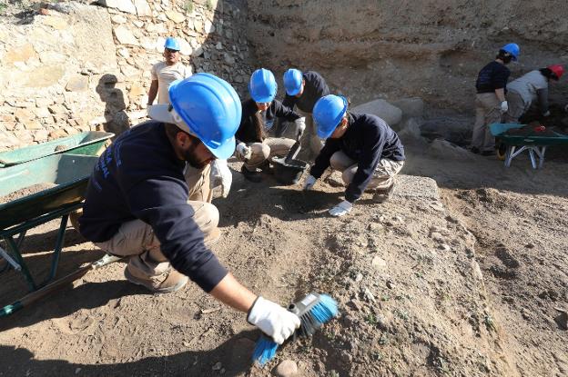 Algunos alumnos de Arqueología de la Escuela Profesional que trabajan en la Huerta de Otero. :: BRÍGIDO