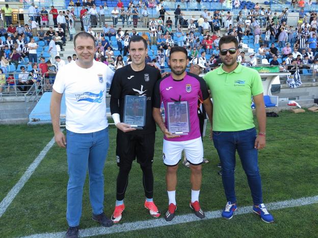 Royo y Petcoff reciben el premio MVP de Limpiezas Extremadura. 