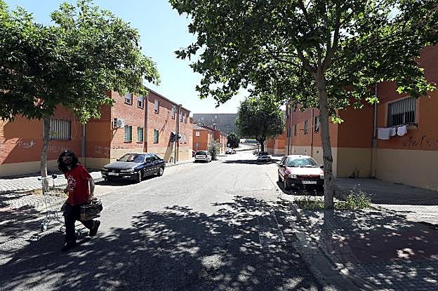 Calle Alcántara de Mérida, donde se encuentra una vivienda que servirá de proyecto piloto. :: brígido