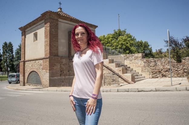 'Porque fuimos, somos'. Es una de sus frases favoritas y por eso ha elegido la ermita de los Pajaritos. Su abuelo Casimiro tenía el bar Embarcadero, junto al río, y la llevaba a pasear por esta zona. 