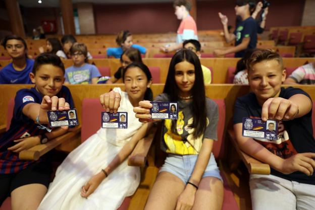 Algunos de los alumnos que recibieron ayer su carné de Ciberexpert@. :: BRÍGIDO