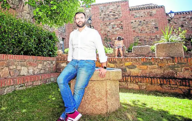 Luis Salaya posa para la entrevista. Eligió para la fotografía el Palacio de Carvajal como uno de los primeros centros visitables y por la calma y el sosiego que le transmite ese lugar. 