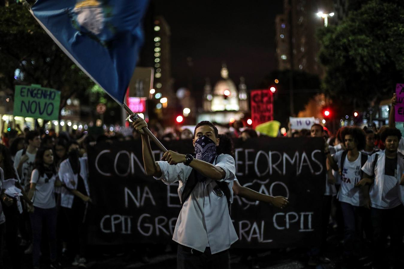 Miles de estudiantes y profesores, con apoyo de diversos sindicatos, participaron en la manifestación, en Río de Janeiro (Brasil), contra la decisión del Gobierno de Jair Bolsonaro que congeló el 30 % del gasto en las universidades.