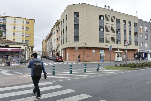 A la derecha, el edificio ocupado en la avenida Carolina Coronado. :: hoy