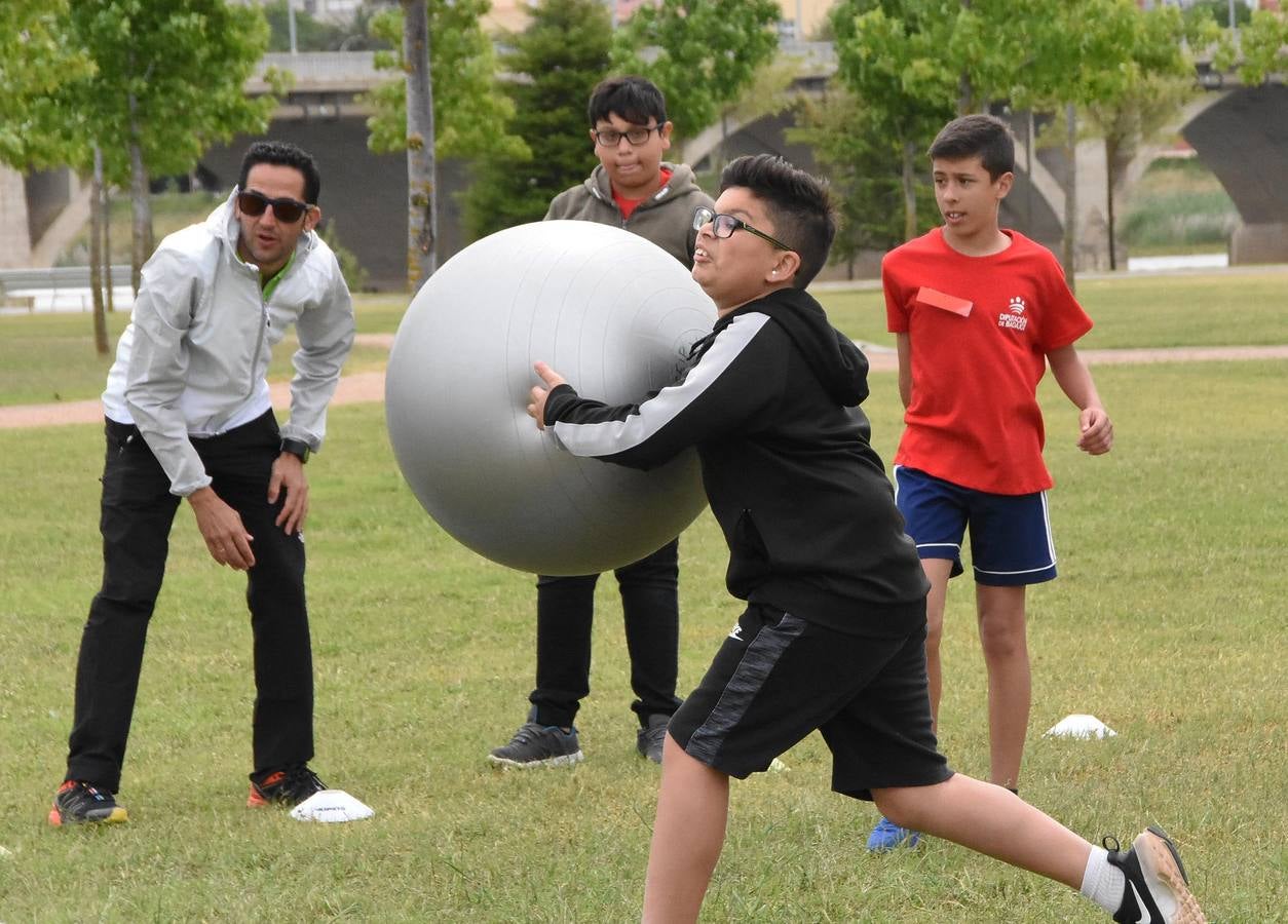 350 de ellos celebraron el Día de la Educación Física en el parque del río. Esta iniciativa, que pretender reivindicar el papel de esta asignatura y la importancia del deporte, se realiza a nivel nacional y en Badajoz ha sido organizada desde hace seis años por el Centro deProfesores y Recursos.