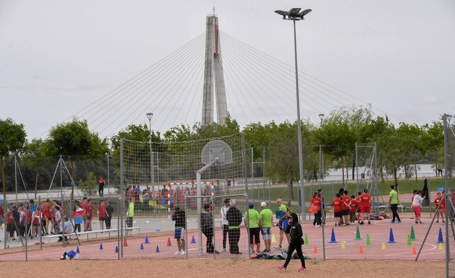 350 de ellos celebraron el Día de la Educación Física en el parque del río. Esta iniciativa, que pretender reivindicar el papel de esta asignatura y la importancia del deporte, se realiza a nivel nacional y en Badajoz ha sido organizada desde hace seis años por el Centro deProfesores y Recursos.
