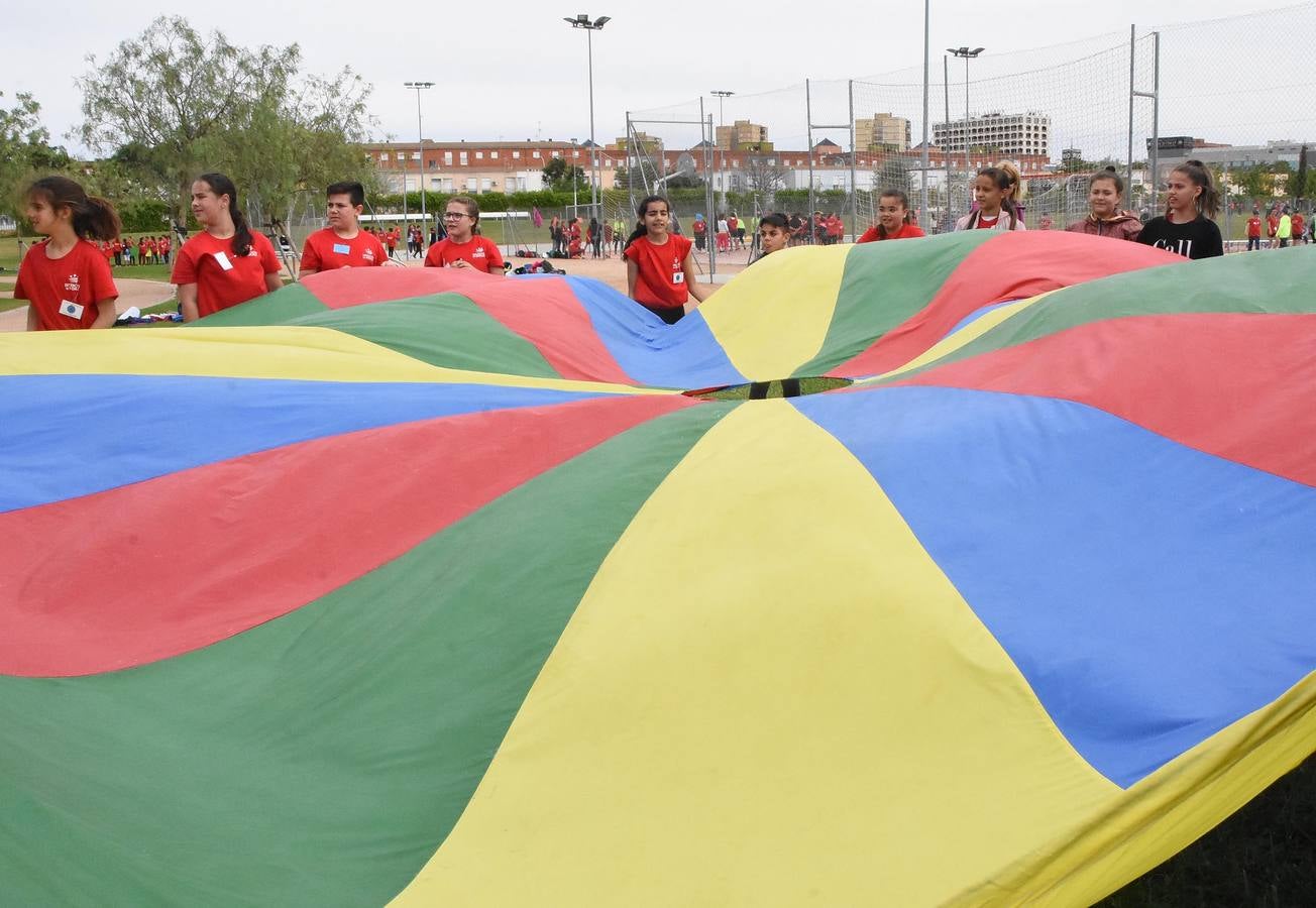 350 de ellos celebraron el Día de la Educación Física en el parque del río. Esta iniciativa, que pretender reivindicar el papel de esta asignatura y la importancia del deporte, se realiza a nivel nacional y en Badajoz ha sido organizada desde hace seis años por el Centro deProfesores y Recursos.